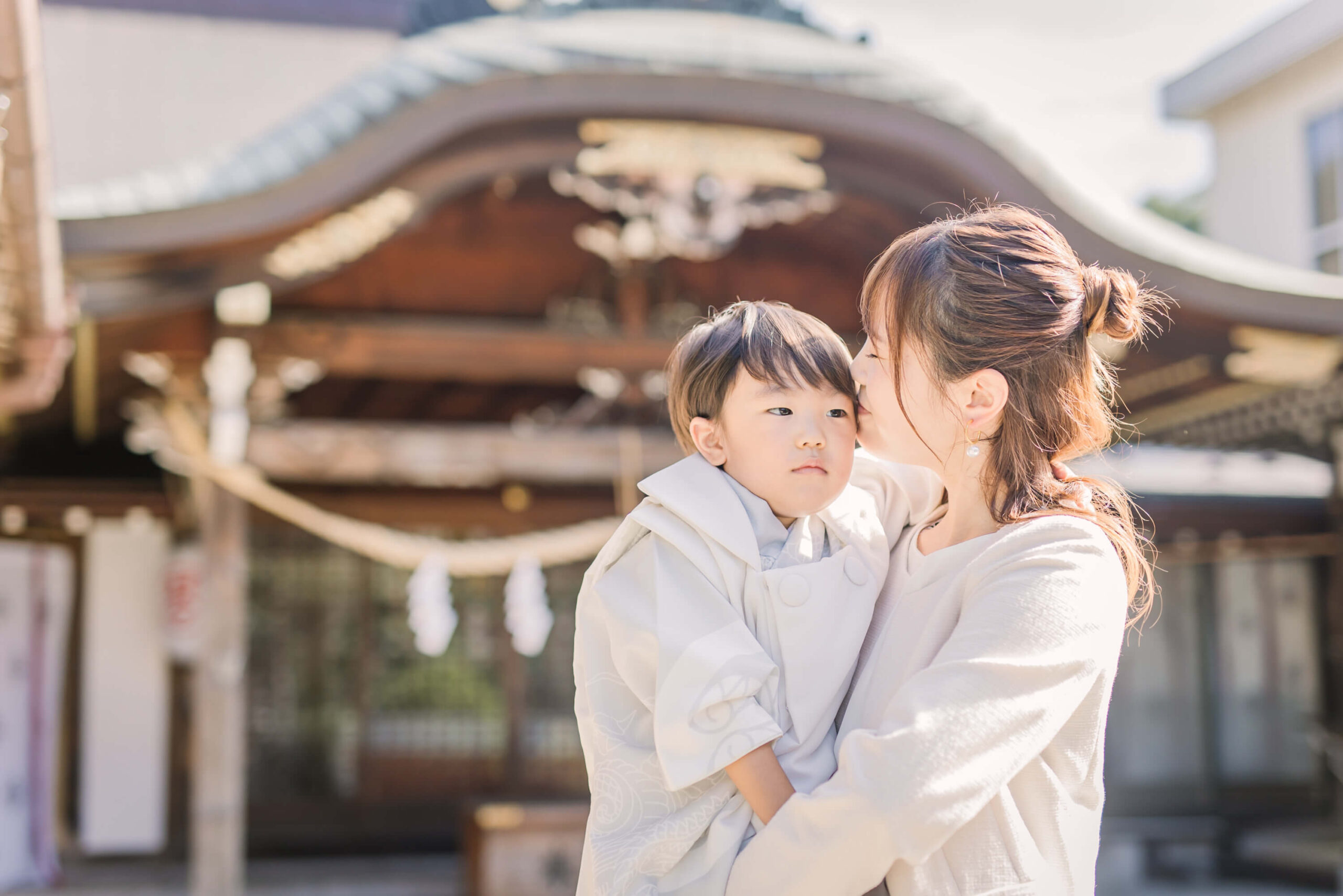 川崎市麻生区の琴平神社にて、白い被布とお着物を着た男の子とママの七五三の出張撮影